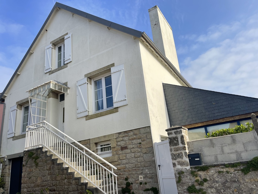 A Louer – Disponible au 01/04/2026 – Plomodiern, Maison 4 Chambres Avec Terrasse et Jardin