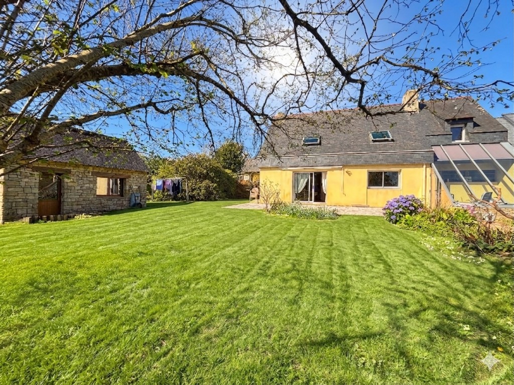 Quimper Sud – Agréable Maison de 127m2 de 4 Chambres, Bureau, Garage,Jardin & Dépendance.