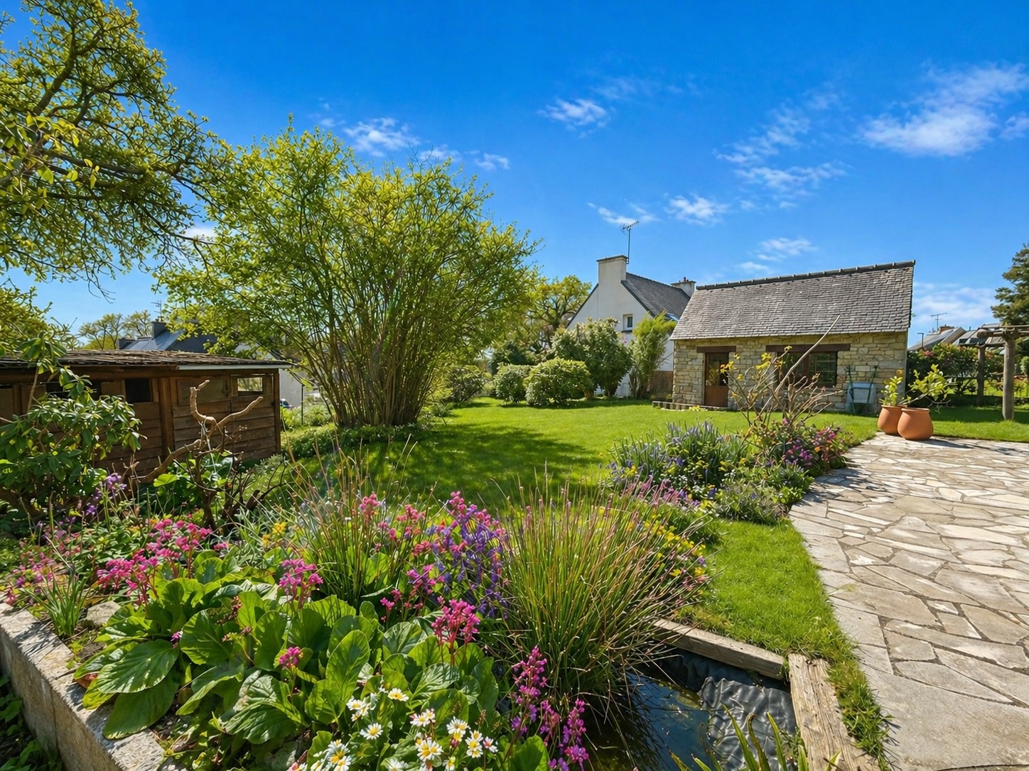 Quimper Sud – Agréable Maison de 127m2 de 4 Chambres, Bureau, Garage,Jardin & Dépendance.