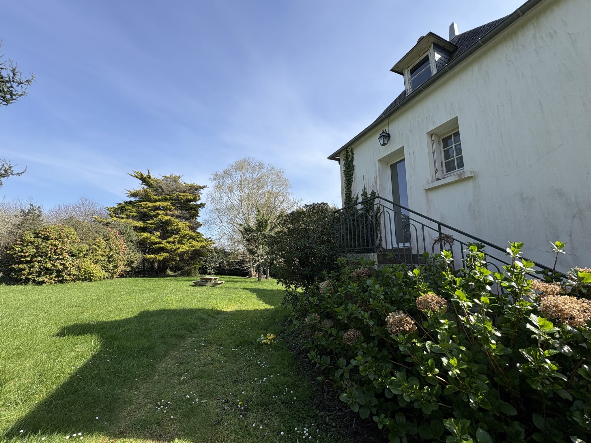 Concarneau- Plages à Vélo & Jardin Privatif Pour Cet Appartement A l’Esprit Vacances & Au Potentiel de 100m²