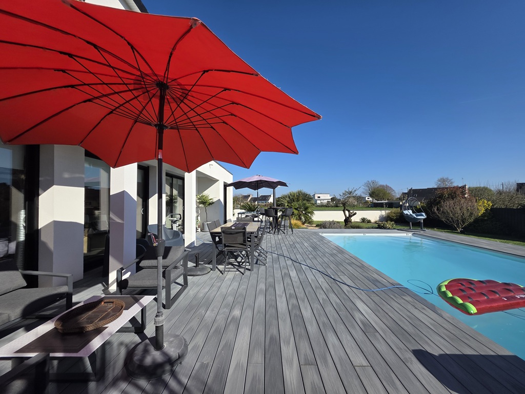 Plomeur, Villa Aux lignes Californiennes Avec Piscine & Jardin Clos & Paysagé de 1400 m²