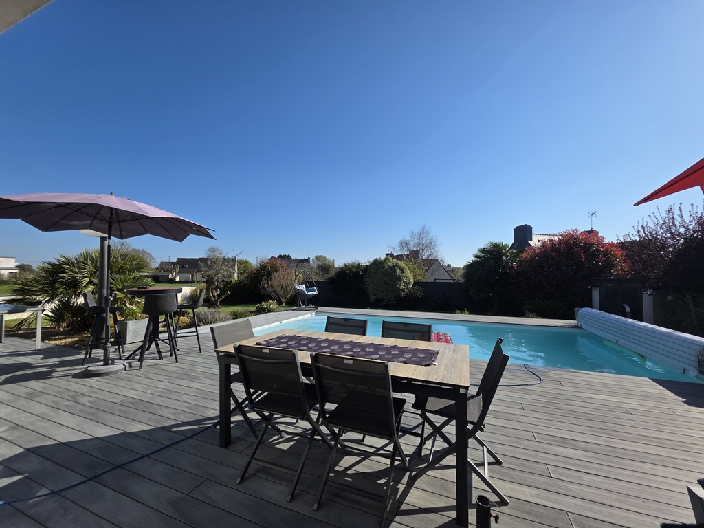 Plomeur, Villa Aux lignes Californiennes Avec Piscine & Jardin Clos & Paysagé de 1400 m²