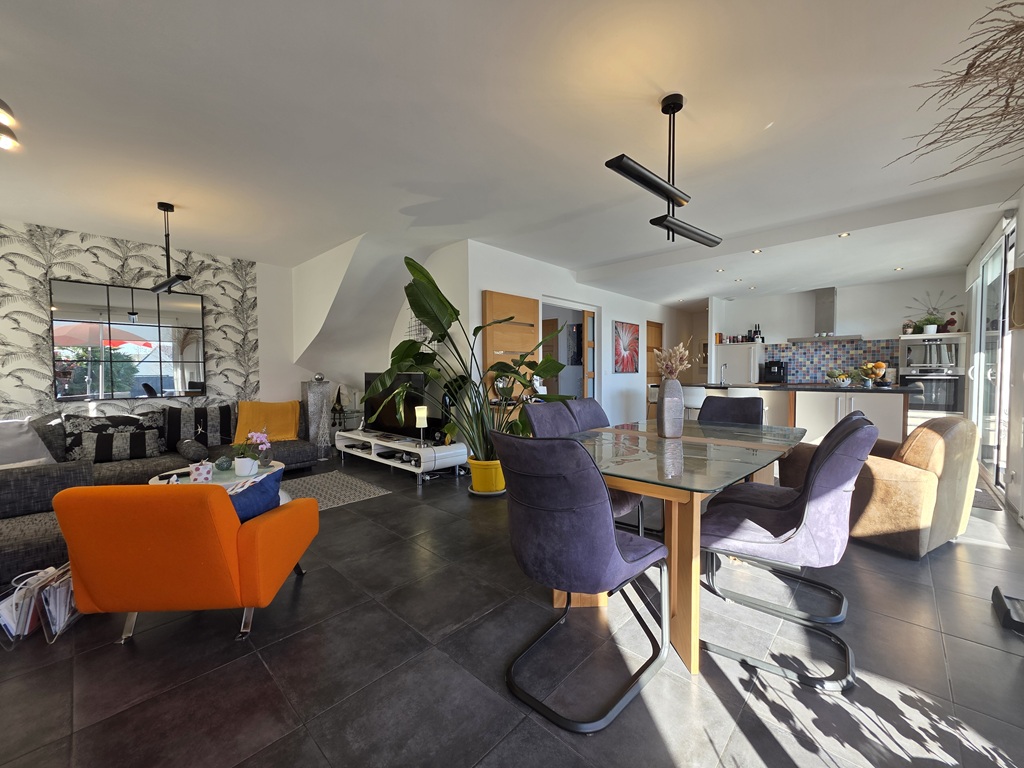 Plomeur, Villa Aux lignes Californiennes Avec Piscine & Jardin Clos & Paysagé de 1400 m²