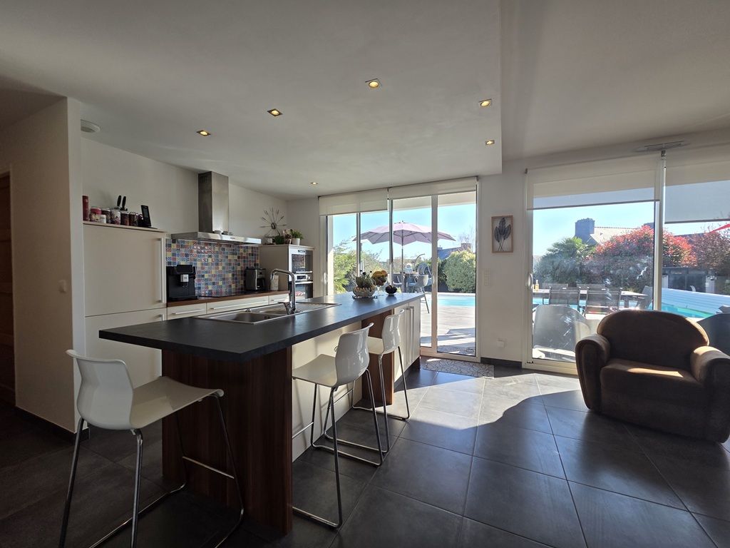 Plomeur, Villa Aux lignes Californiennes Avec Piscine & Jardin Clos & Paysagé de 1400 m²