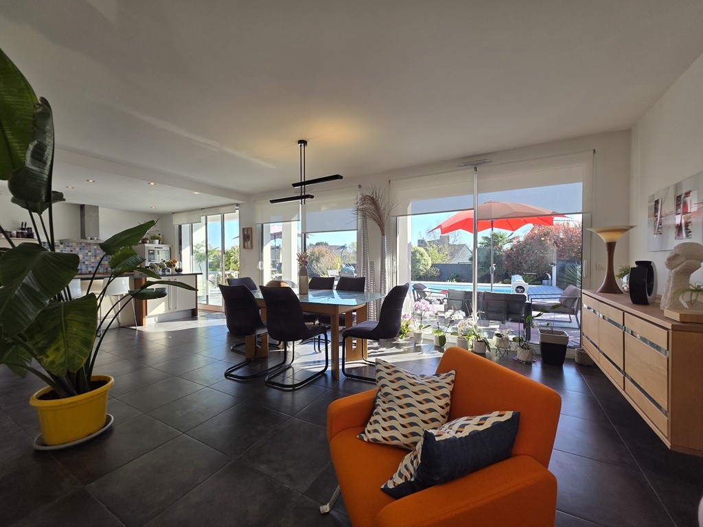 Plomeur, Villa Aux lignes Californiennes Avec Piscine & Jardin Clos & Paysagé de 1400 m²