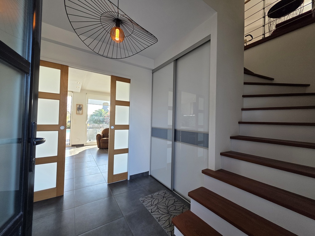 Plomeur, Villa Aux lignes Californiennes Avec Piscine & Jardin Clos & Paysagé de 1400 m²