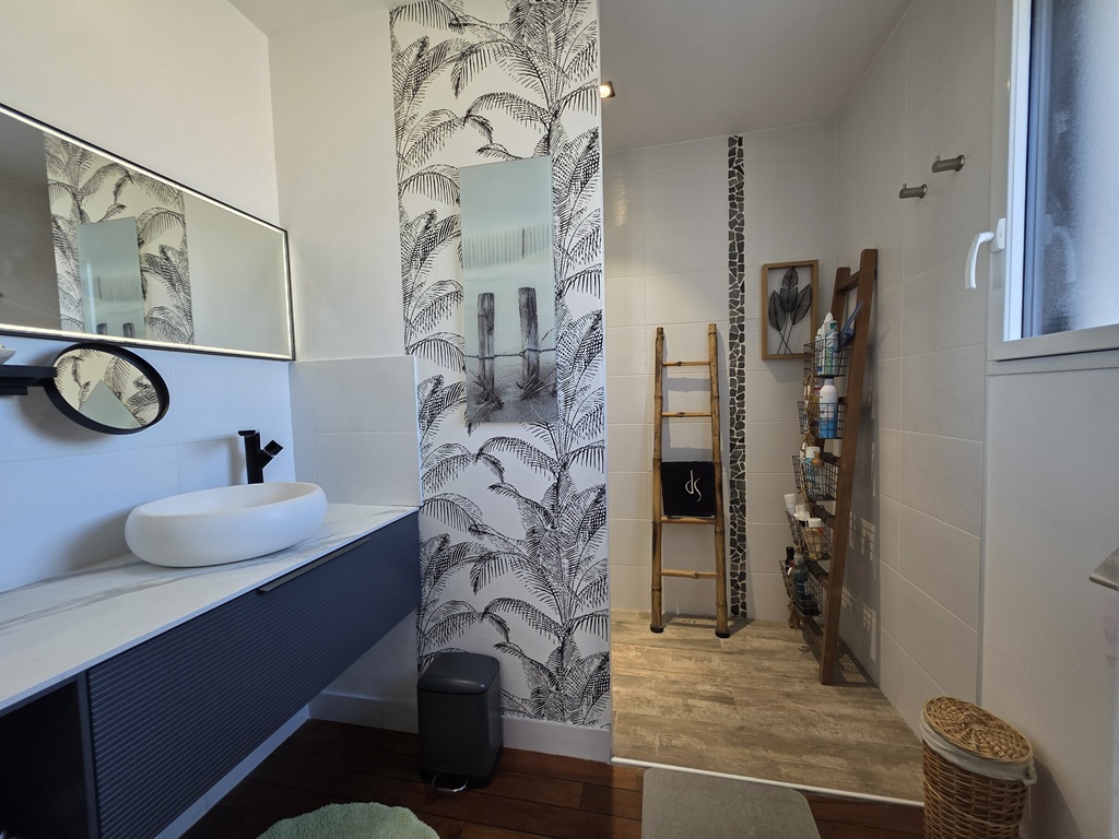 Plomeur, Villa Aux lignes Californiennes Avec Piscine & Jardin Clos & Paysagé de 1400 m²