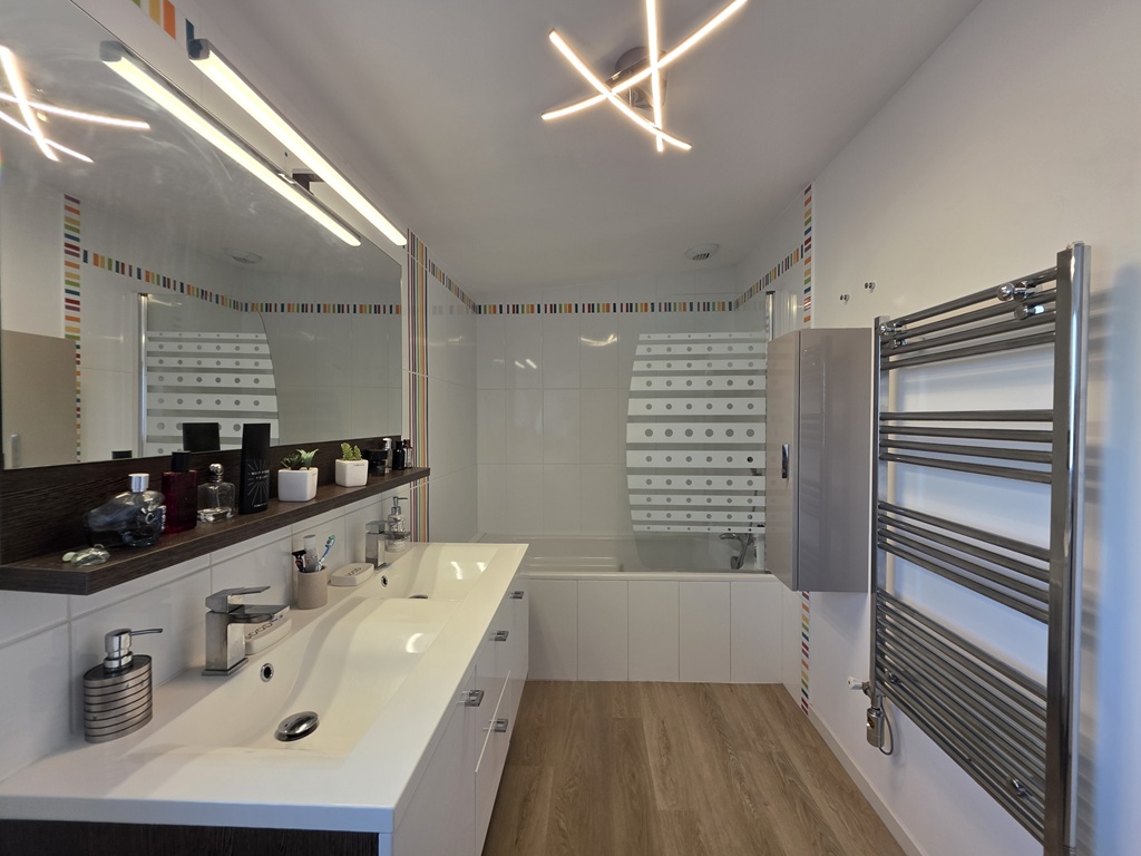 Plomeur, Villa Aux lignes Californiennes Avec Piscine & Jardin Clos & Paysagé de 1400 m²