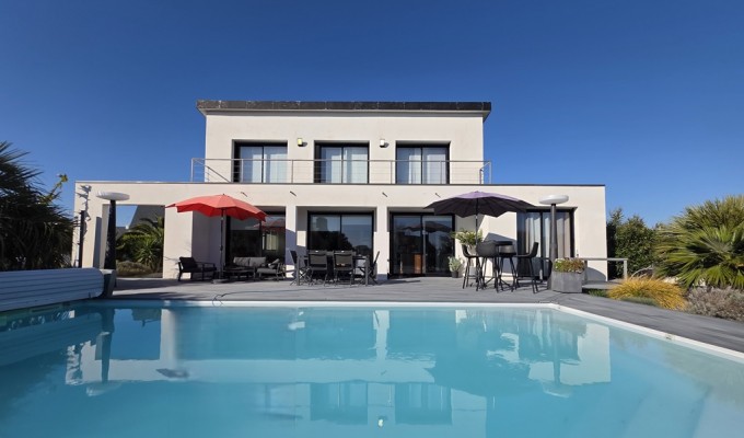 Plomeur, Villa Aux lignes Californiennes Avec Piscine & Jardin Clos & Paysagé de 1400 m²