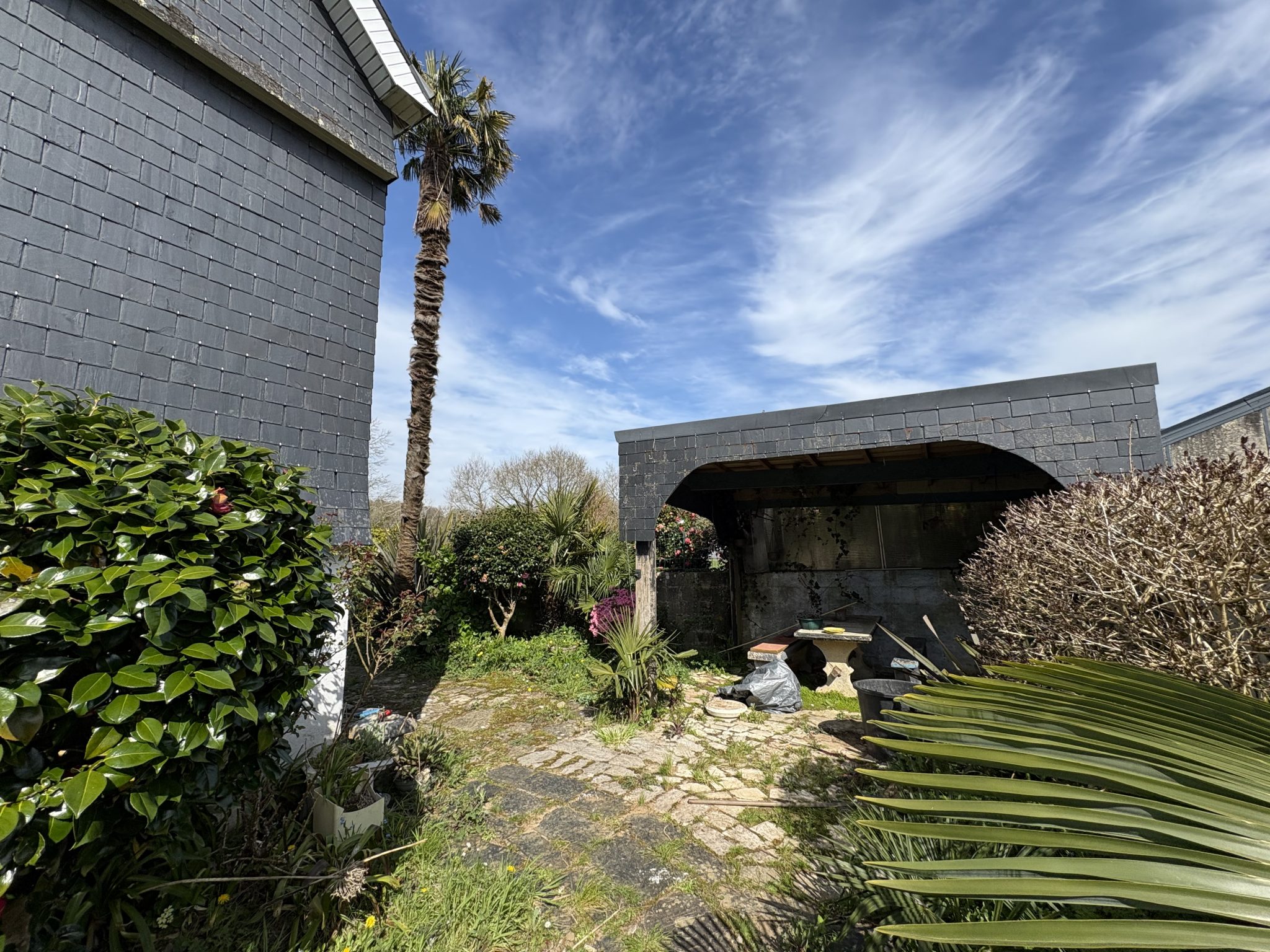 Landudal 10 min de Quimper, Maison Des Années 1950 A Rénover Entièrement Avec Garage & Jardin