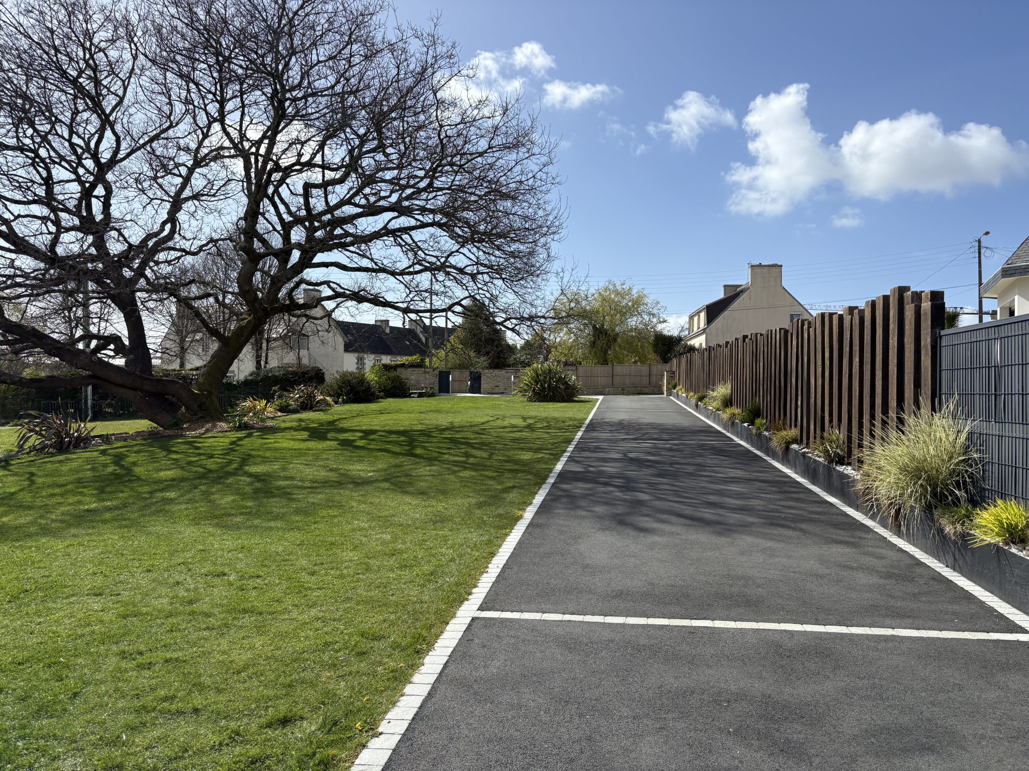 Plonéour-Lanvern, La Parfaite Maison Contemporaine Aux Prestations Haute-Couture &  Son Jardin Hollywoodien