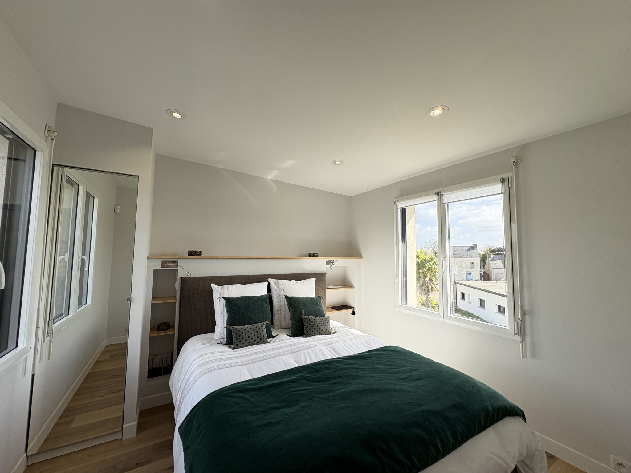 Plonéour-Lanvern, La Parfaite Maison Contemporaine Aux Prestations Haute-Couture &  Son Jardin Hollywoodien