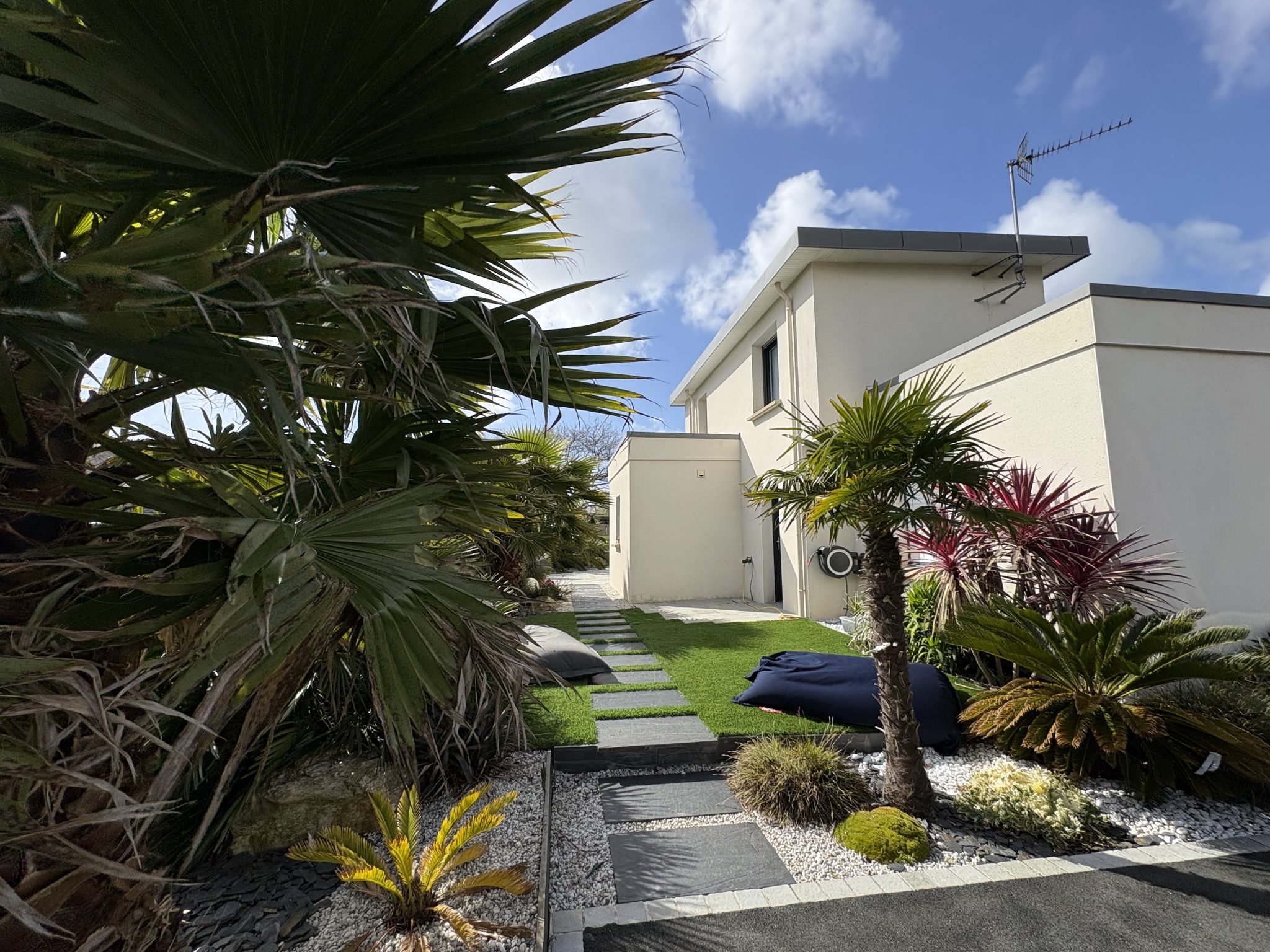 Plonéour-Lanvern, La Parfaite Maison Contemporaine Aux Prestations Haute-Couture &  Son Jardin Hollywoodien