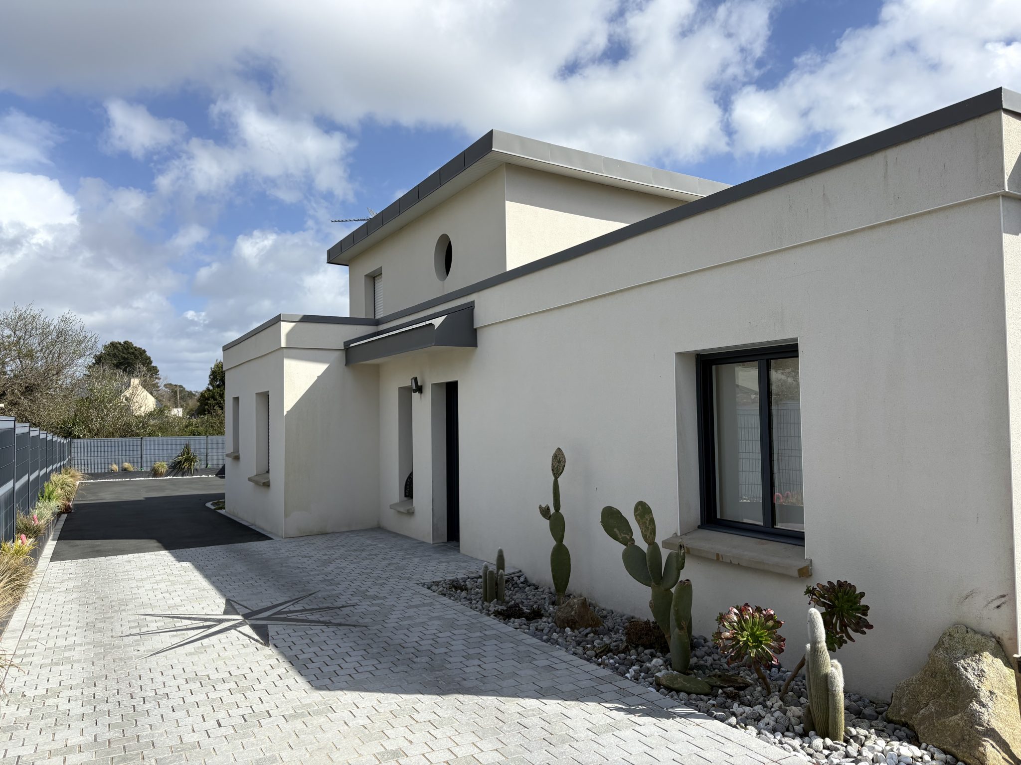 Plonéour-Lanvern, La Parfaite Maison Contemporaine Aux Prestations Haute-Couture &  Son Jardin Hollywoodien