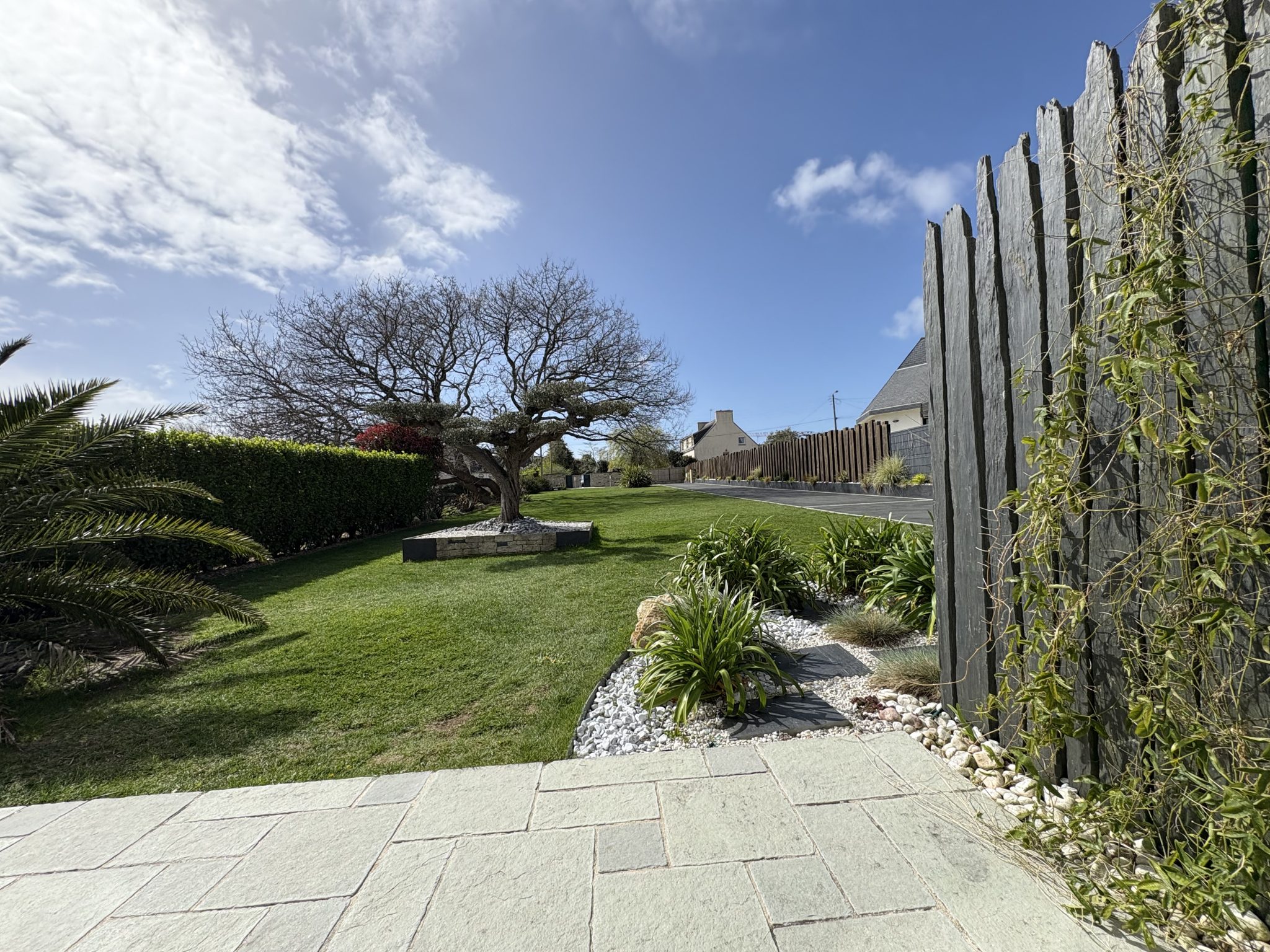 Plonéour-Lanvern, La Parfaite Maison Contemporaine Aux Prestations Haute-Couture &  Son Jardin Hollywoodien