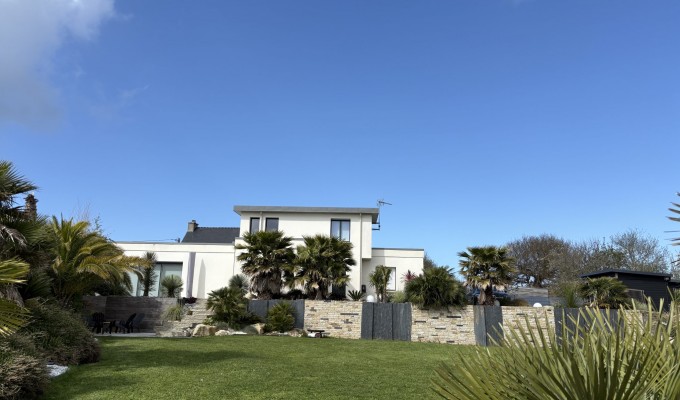 Plonéour-Lanvern, La Parfaite Maison Contemporaine Aux Prestations Haute-Couture &  Son Jardin Hollywoodien