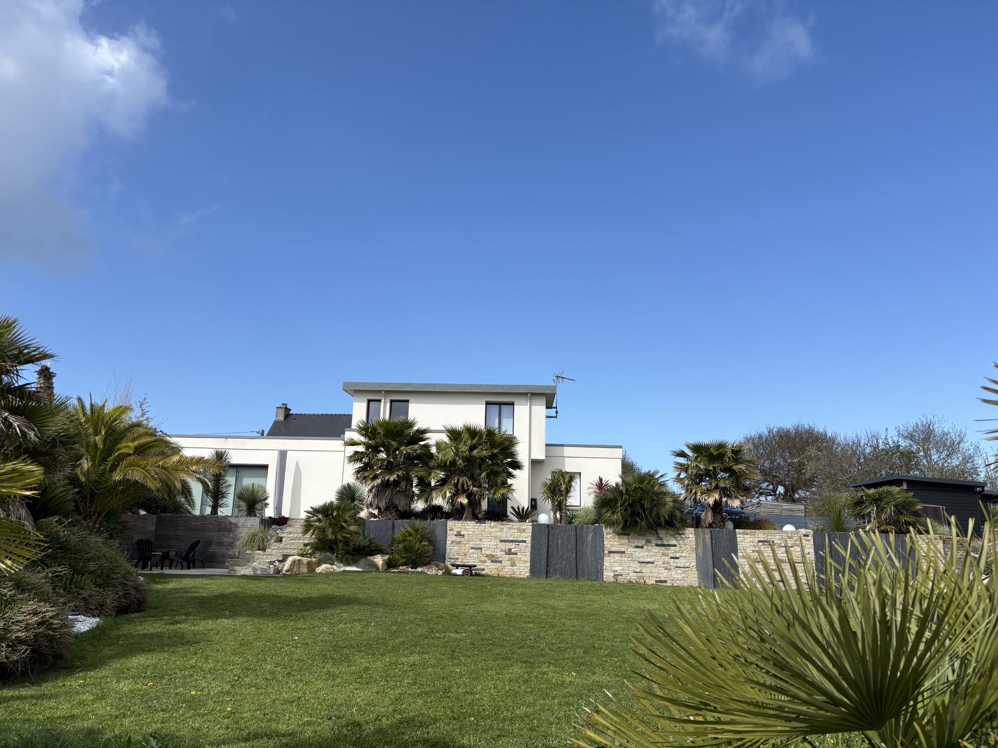 Plonéour-Lanvern, La Parfaite Maison Contemporaine Aux Prestations Haute-Couture &  Son Jardin Hollywoodien