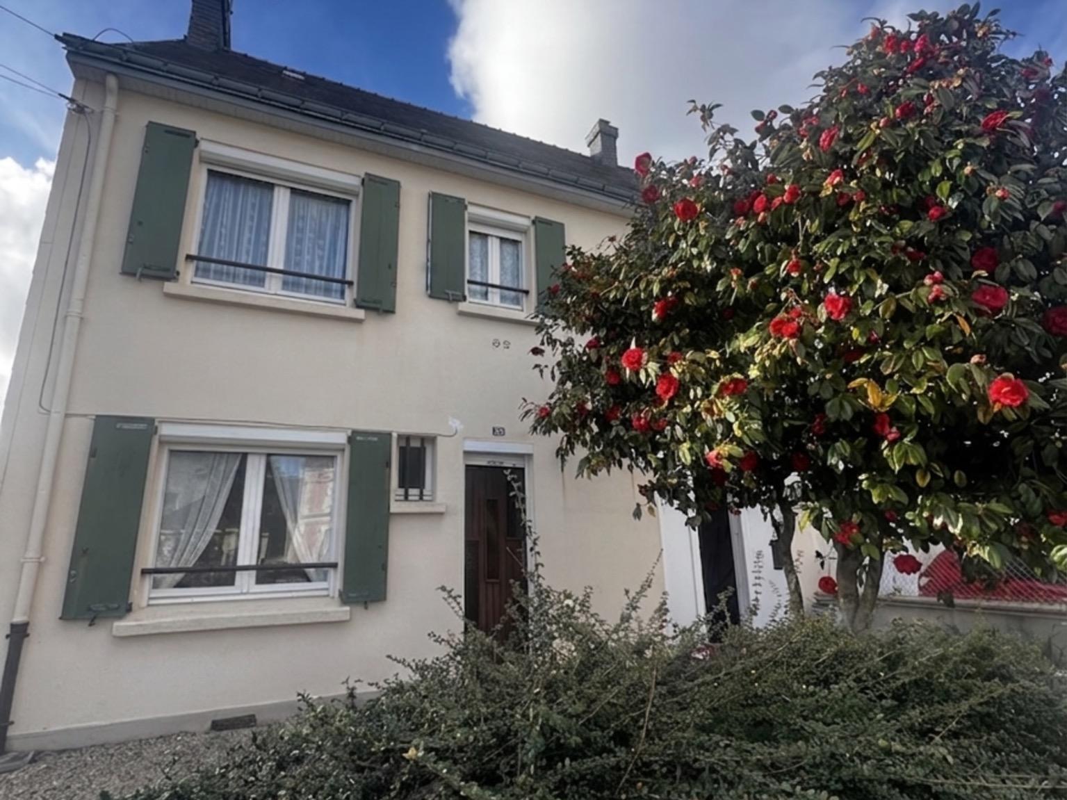 Lorient-  Potentiel Pour Cette Maison De Ville à rénover Avec Garage & Jardin
