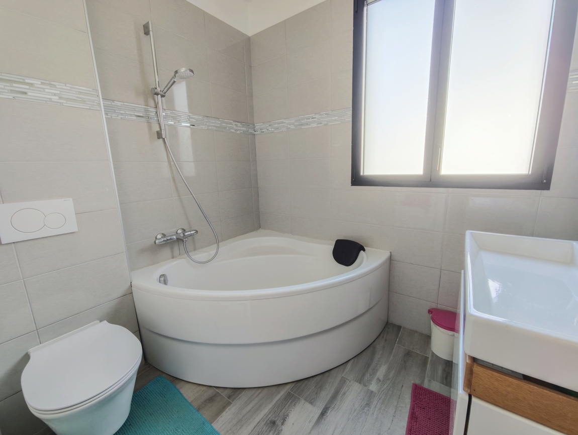 Quimper. Quartier Historique Convoité. L’impeccable Maison Rénovée (150 m2) à l’abri des regards.