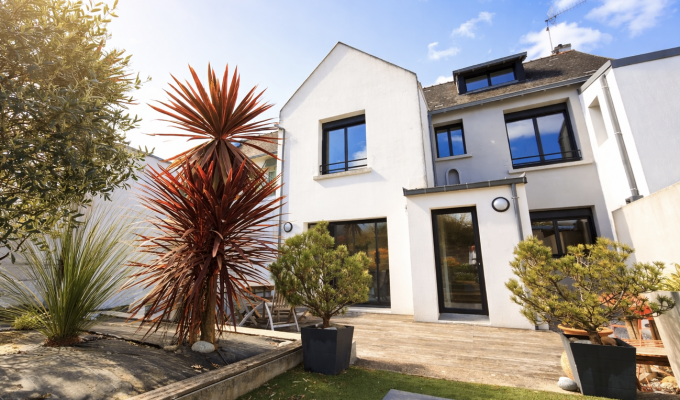Quimper. Quartier Historique Convoité. L’impeccable Maison Rénovée (150 m2) à l’abri des regards.