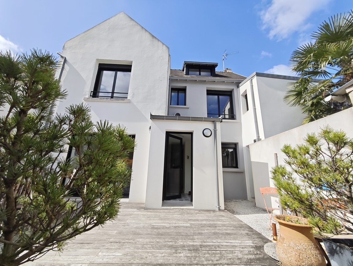 Quimper. Quartier Convoité de Locmaria. L’impeccable Maison Rénovée (150 m2) à l’abri des regards.