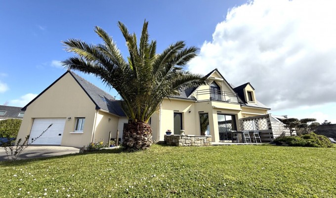 Plouhinec – Maison Contemporaine de 150 m² à 300m de la Mer sur un Terrain Arboré de 1700m²