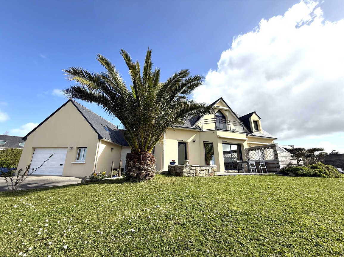 Plouhinec – Maison Contemporaine de 150 m² à 300m de la Mer sur un Terrain Arboré de 1700m²