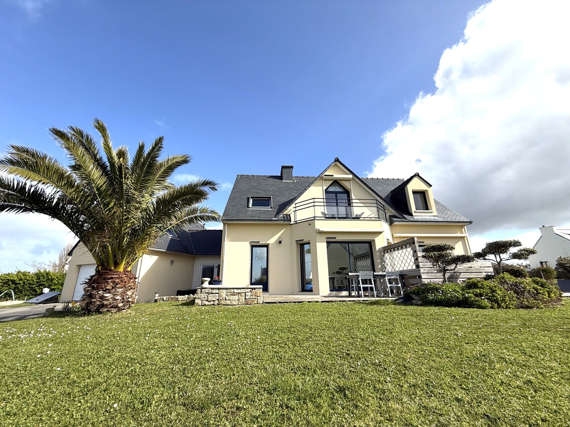 Plouhinec – Maison Contemporaine de 150 m² à 300m de la Mer sur un Terrain Arboré de 1700m²