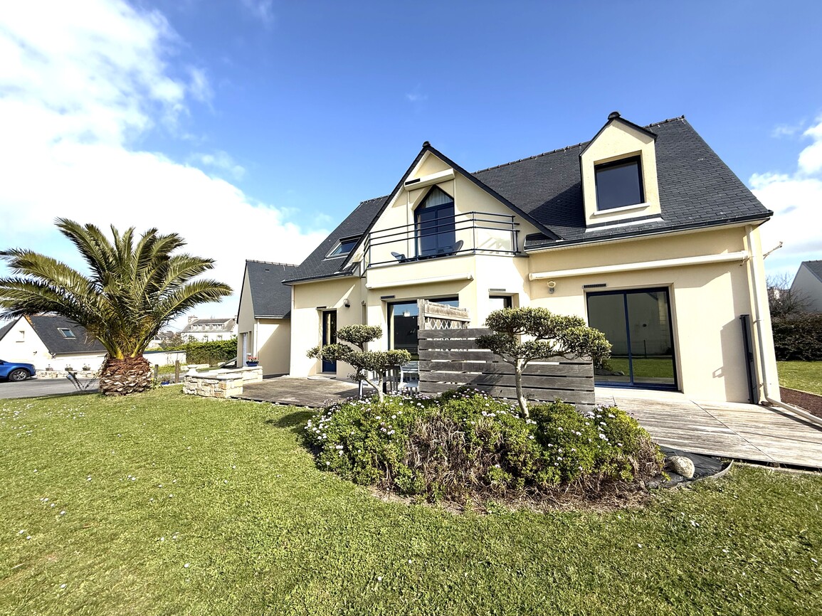 Plouhinec – Maison Contemporaine de 150 m² à 300m de la Mer sur un Terrain Arboré de 1700m²
