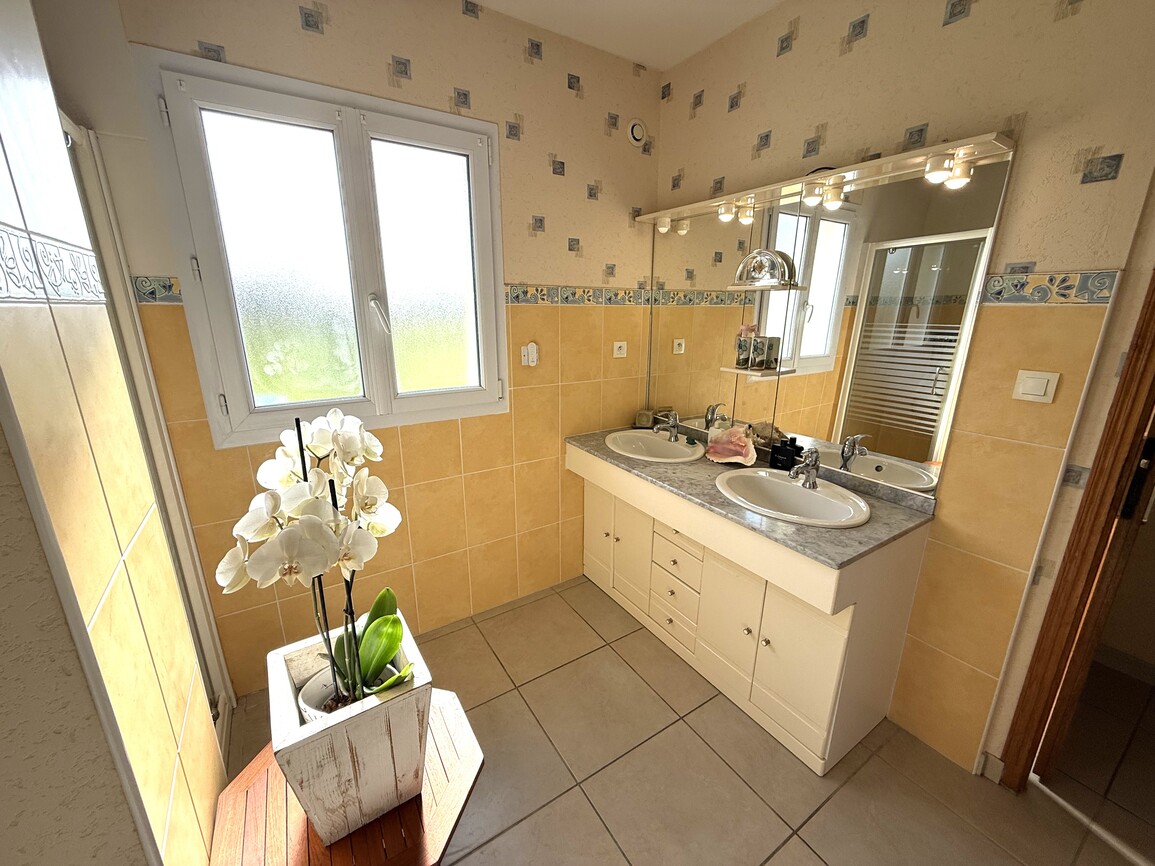 Plouhinec – Maison Contemporaine de 150 m² à 300m de la Mer sur un Terrain Arboré de 1700m²