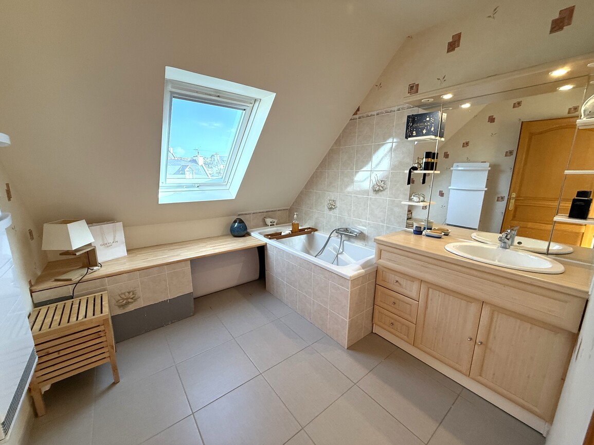 Plouhinec – Maison Contemporaine de 150 m² à 300m de la Mer sur un Terrain Arboré de 1700m²