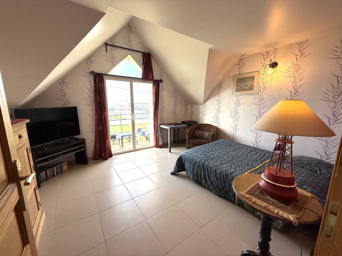 Plouhinec – Maison Contemporaine de 150 m² à 300m de la Mer sur un Terrain Arboré de 1700m²