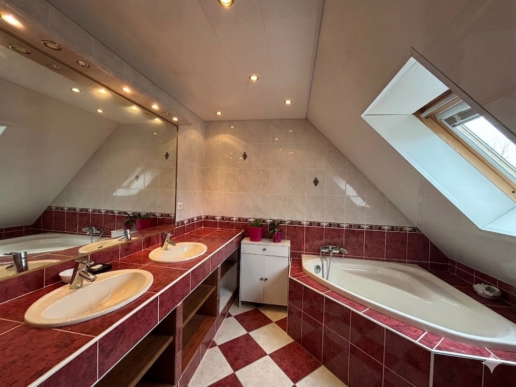 Quimper Sud – L’intemporelle Contemporaine de 2001, 4 Chambres, Sous-Sol & Jardin Arboré