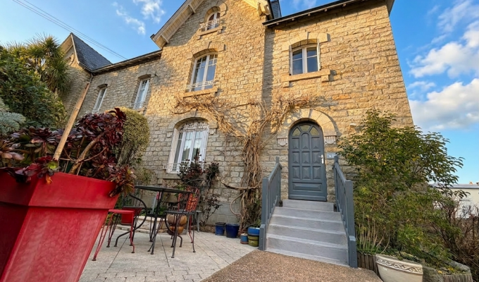Quimper centre ville à Pied. L’élégance d’une Généreuse 1930 (200m²) avec Jardin (720 m²) & Parking