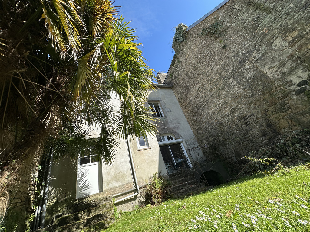 Au Coeur de la Basse-Ville de Quimperlé, Ensemble Immobilier Au Potentiel de 250m²  – Idéal Investisseur !