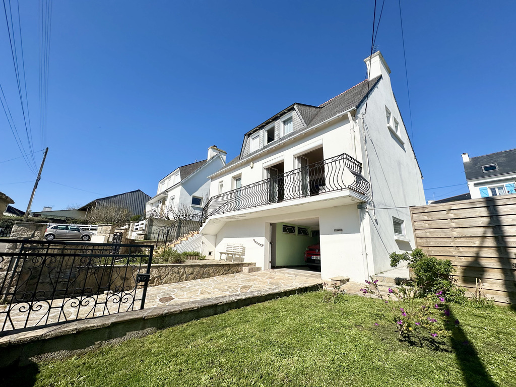 Audierne – Quartier Recherché, Maison Rénovée Exposée Plein Sud & Calme Absolu en Impasse