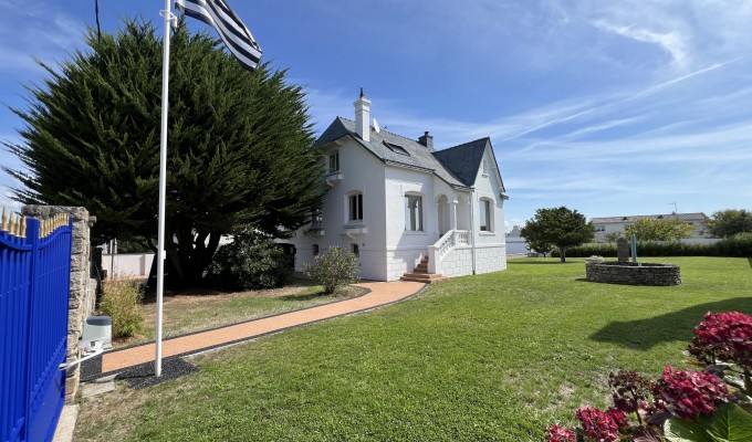 Emplacement & Charisme Pour Cette Elégante Propriété Avec Piscine Sur Son Terrain Constructible de 1500m²