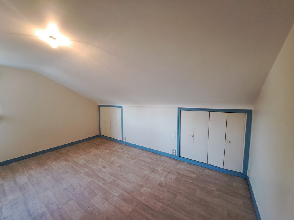 A LOUER. Libre 15/04/2026. Plogastel St Germain, Maison de 95 m² avec Cour extérieure et Garage