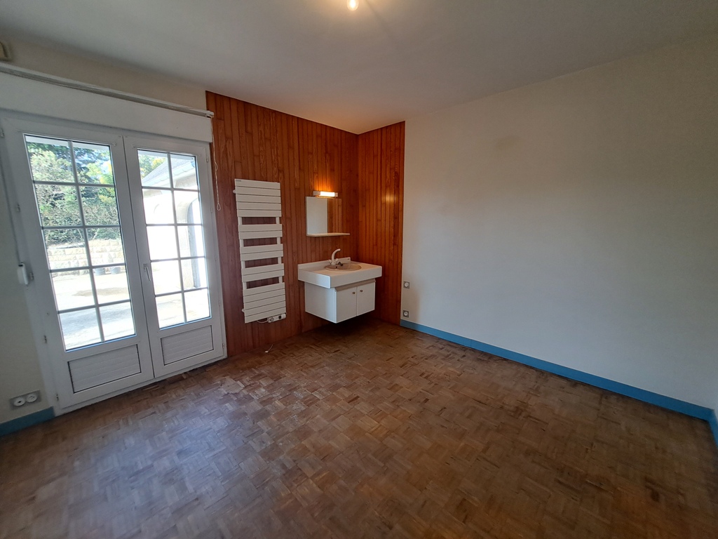 A LOUER. Libre 15/04/2026. Plogastel St Germain, Maison de 95 m² avec Cour extérieure et Garage