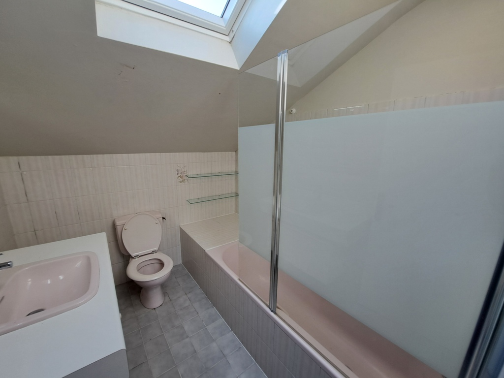 A LOUER. Libre 15/04/2026. Plogastel St Germain, Maison de 95 m² avec Cour extérieure et Garage