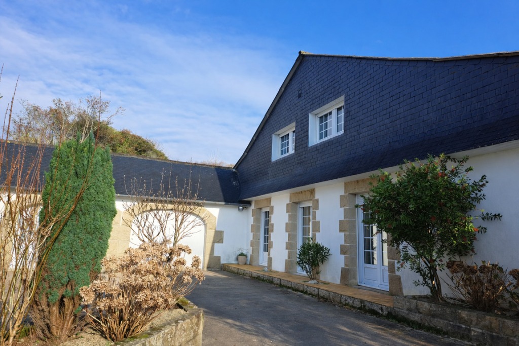 A LOUER. Libre 15/04/2026. Plogastel St Germain, Maison de 95 m² avec Cour extérieure et Garage