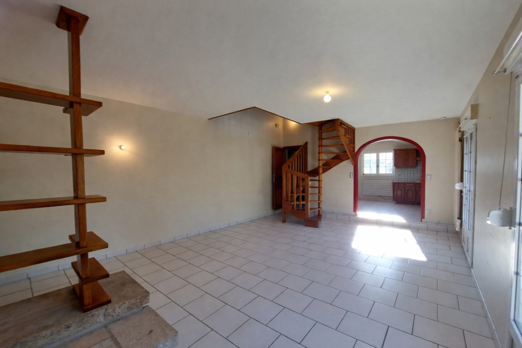 A LOUER. Libre 15/04/2026. Plogastel St Germain, Maison de 95 m² avec Cour extérieure et Garage