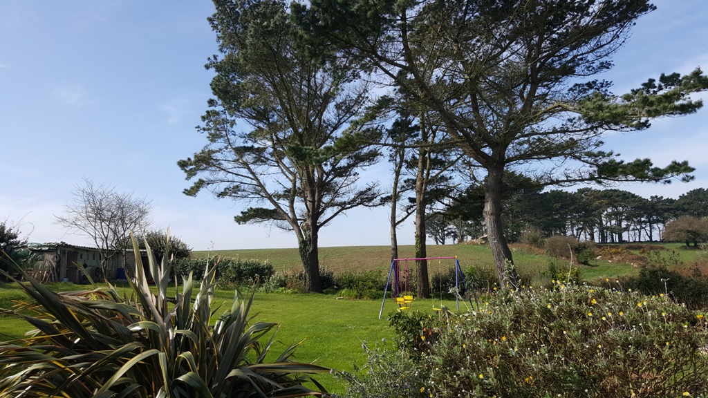 Exclusivité Agence. Poullan-Sur-Mer. Écrin de Charme &Vue Mer – Art de Vivre Entre Nature & Horizon