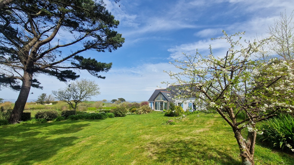 Exclusivité Agence. Poullan-Sur-Mer. Écrin de Charme &Vue Mer – Art de Vivre Entre Nature & Horizon