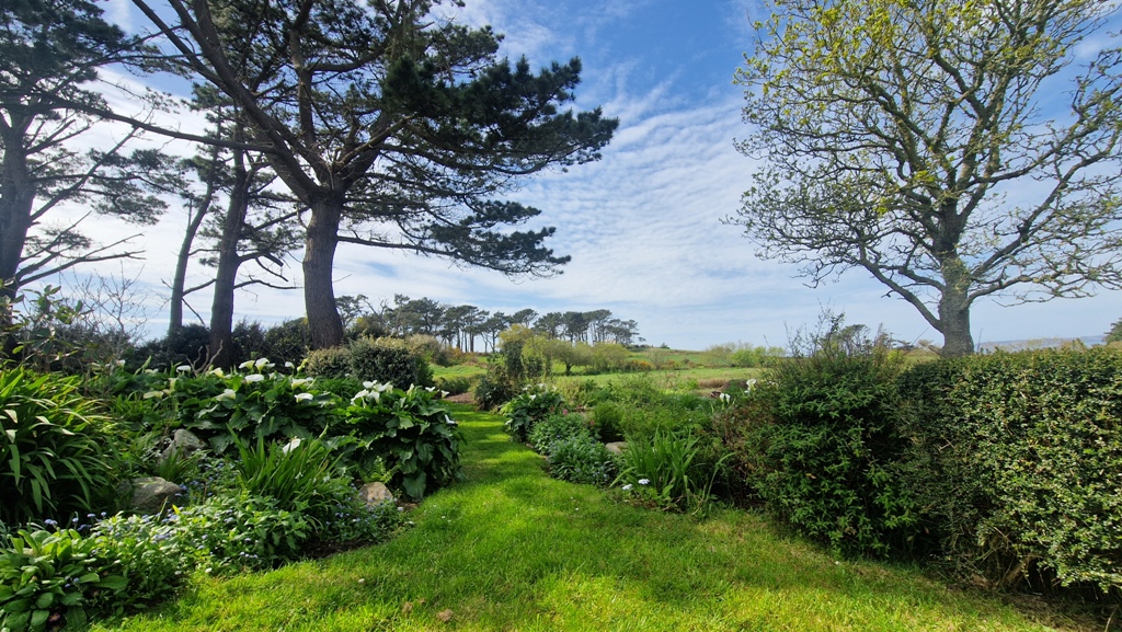 Exclusivité Agence. Poullan-Sur-Mer. Écrin de Charme &Vue Mer – Art de Vivre Entre Nature & Horizon