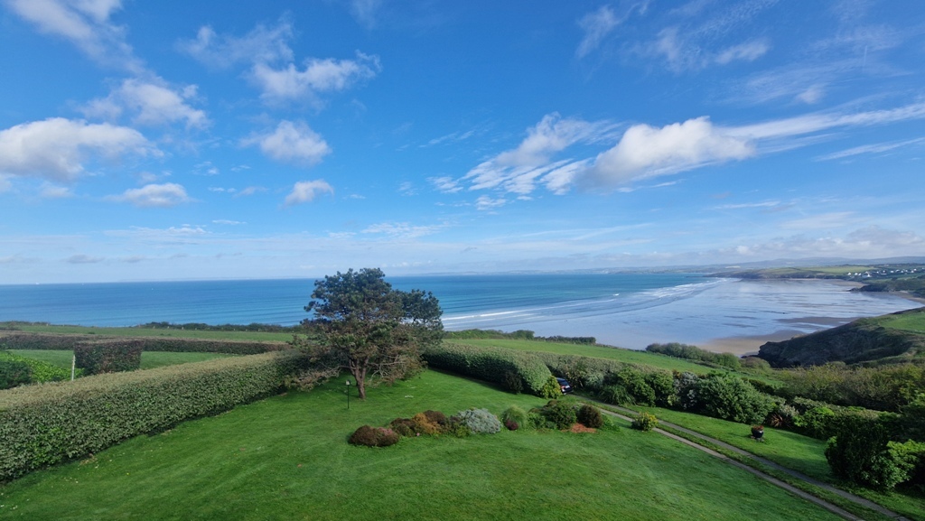 La Magie d’un Site Exceptionnel FACE à L’Océan en Baie de Douarnenez.. RARE…