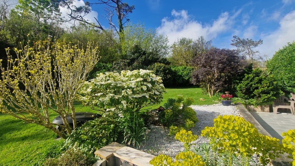 La Magie d’un Site Exceptionnel FACE à L’Océan en Baie de Douarnenez.. RARE…
