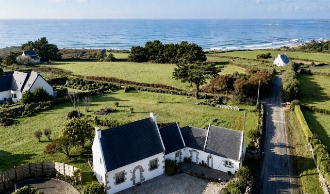 Plouhinec – Emplacement Incroyable pour Maison Pleine de Charme & Lumière Face à l’Océan