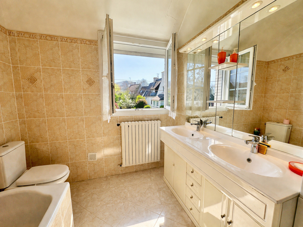 Audierne – Maison Familiale & Lumineuse avec Jardin Arboré à Deux Pas du Littoral