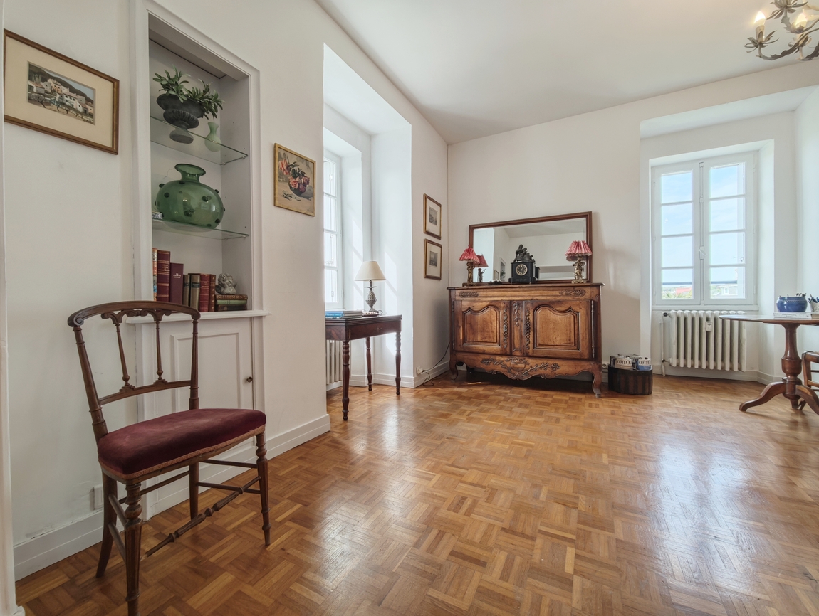 Quimper. L’élégance d’un Appartement (89 m2) dans un Manoir Historique avec Garage & Cave.